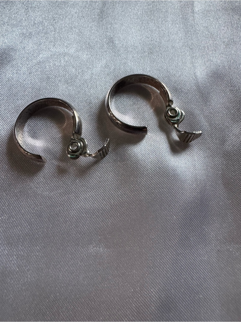 Monet VTG silver hoop CLIP ON earrings - Picture 4 of 4